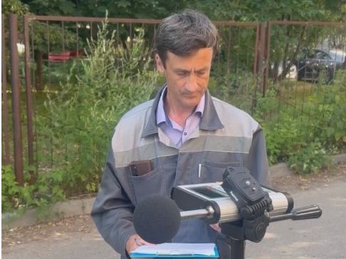 Специалист лаборатории выполняет полевые инструментальные измерения