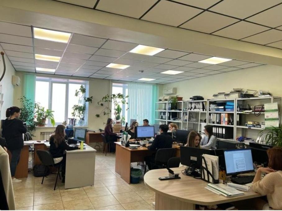 Специалисты лаборатории за обработкой данных